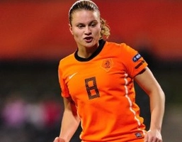 Cú sút phạt siêu đẳng của một nữ cầu thủ