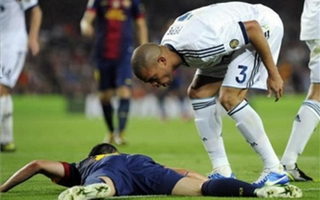 Pepe gọi Iniesta là đồ ăn vạ, Tito lập tức trả đũa