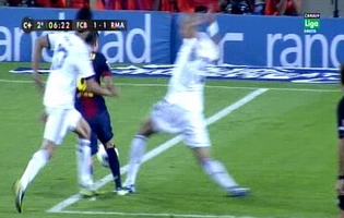 Barcelona, Real Madrid toé lửa vì hai tình huống nhạy cảm