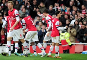 Lần lượt Walcott và Chamakh ghi bàn trong những phút cuối