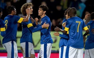 Giao hữu: Kaka tái xuất, Brazil huỷ diệt quân xanh Iraq bằng tỷ số của một séc tennis