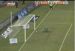 Cú 11m thành bàn nhờ ... mông của thủ môn đối phương