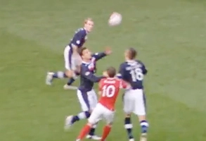 Cầu thủ cùng đội sứt đầu mẻ trán vì ham bóng