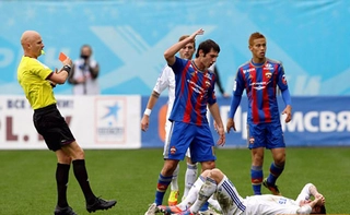 Sao tuyển Nga giở võ hành hung đối thủ trên sân