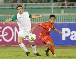 Việt Nam bị dẫn bàn sau quả phạt 11m oan uổng