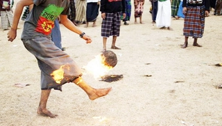Muốn thành siêu sao túc cầu, hãy sang Indonesia đá bóng... lửa