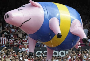 Lợn bay làm gián đoạn trận đấu