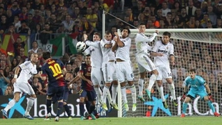 Tin hay không: Lionel Messi sút phạt giỏi là nhờ .... trọng tài!?