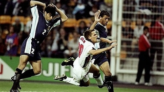 Chiêm ngưỡng lại hai pha đóng kịch kinh điển tại World Cup của siêu sao một thời Michael Owen