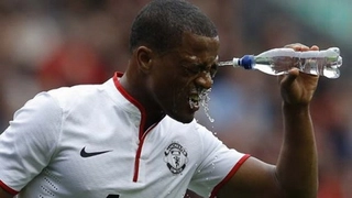 Patrice Evra gia tăng cách biệt, cũng từ một cú đánh đầu