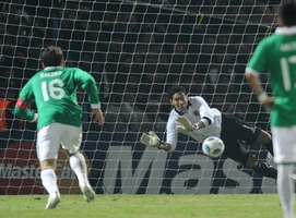 Thủ môn siêu phàm: Cản phá liên tiếp ba cú sút penalty