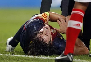Cận cảnh chấn thương gãy tay kinh hoàng của Carles Puyol