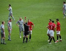 Tức giận vì bị đuổi, cầu thủ quăng áo, đạp biển quảng cáo rồi sỉ nhục khán giả