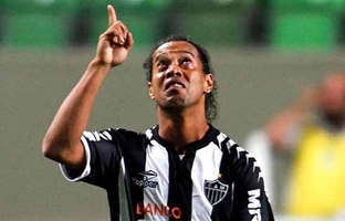 Ronaldinho khóc nức nở sau khi ghi tuyệt phẩm