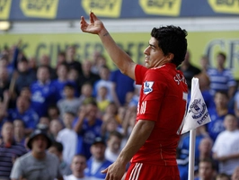 Luis Suarez nhận tiền lẻ từ fan Everton