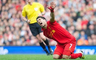 Pha ngã vờ đáng xấu hổ của Luis Suarez