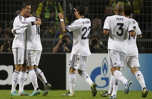 Essien và Modric đồng loạt ghi bàn đầu tiên trong màu áo Real