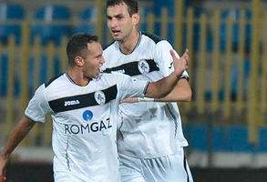 Cú đánh gót thành bàn nhanh như điện