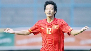 Văn Quyết gỡ hoà bằng cú sút phạt tinh quái