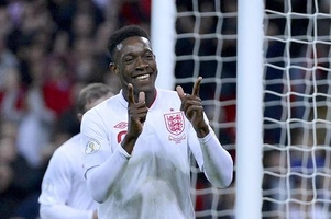Welbeck và Caulker liên tiếp lập công, đưa Anh vươn lên dẫn trước