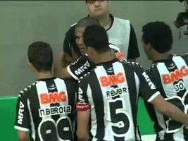 Cú sút thành bàn xâu kim đến 2 cầu thủ của Ronaldinho