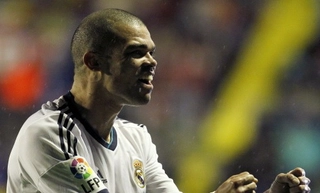 Pepe đá gót vào 'bộ hạ' đối thủ