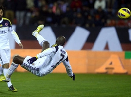 Ứng viên giải Puskas lại tạo nên “siêu phẩm”