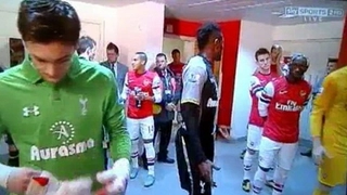 Khoảnh khắc ở derby Bắc London: Sagna hờ hững Adebayor nhưng lại ôm hôn thắm thiết Gallas