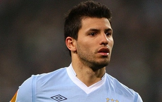 Sergio Aguero đưa Man City vươn lên dẫn trước