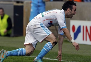 Valbuena ăn cỏ khi mừng bàn thắng