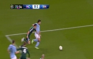 Thổi 11m sai, trọng tài suýt gây tội lớn với Real Madrid