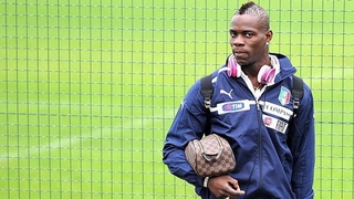 Balotelli bẩn tính trả thù đồng đội