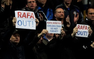 HLV Benitez bị fan Chelsea xua đuổi