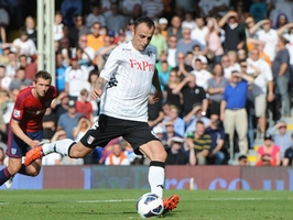 Berbatov đưa Fulham vươn lên bằng cú đá 11m thành công