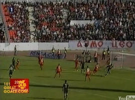 Bàn đá phản lưới nhà điên khùng bậc nhất năm 2012