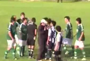 Trọng tài bị đánh hội đồng dã man