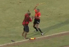 Trọng tài biên ... đánh nhau túi bụi với CĐV quá khích