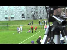 Nữ cầu thủ cố tình hành hạ đối phương bằng quả ném biên