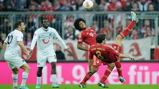 Pha xe đạp chổng ngược siêu dị của tân binh Bayern