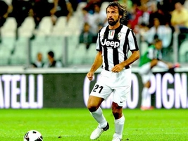 Cú sút phạt với đường cong hảo hạng của Pirlo