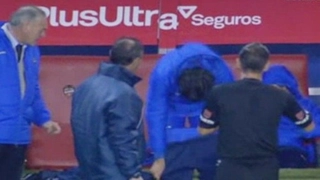 Trọng tài bắt cầu thủ... tụt quần giữa sân để phạt thẻ