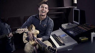 Ca sỹ Ronaldo hát Gửi Leo yêu quý!