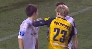 Thủ môn bị đuổi vì giở võ quyền Anh