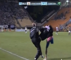 Còn một chân, vẫn dũng cảm lao vào sân phá đám trận đấu