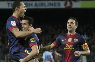 Adriano sút xa tuyệt đẹp, đem về bàn gỡ hoà 1-1