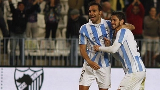 Iniesta mới làm xiếc trước các cầu thủ Valencia