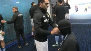 Sau Balotelli, đến lượt Tevez trêu gái lấy may