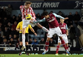 West Ham 1-1 Stoke: Cùng níu chân nhau