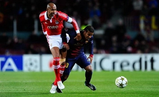 Barca vất vả hòa Benfica trong trận cầu thủ tục