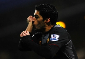 Suarez lập cú đúp, Liverpool thắng 3 sao